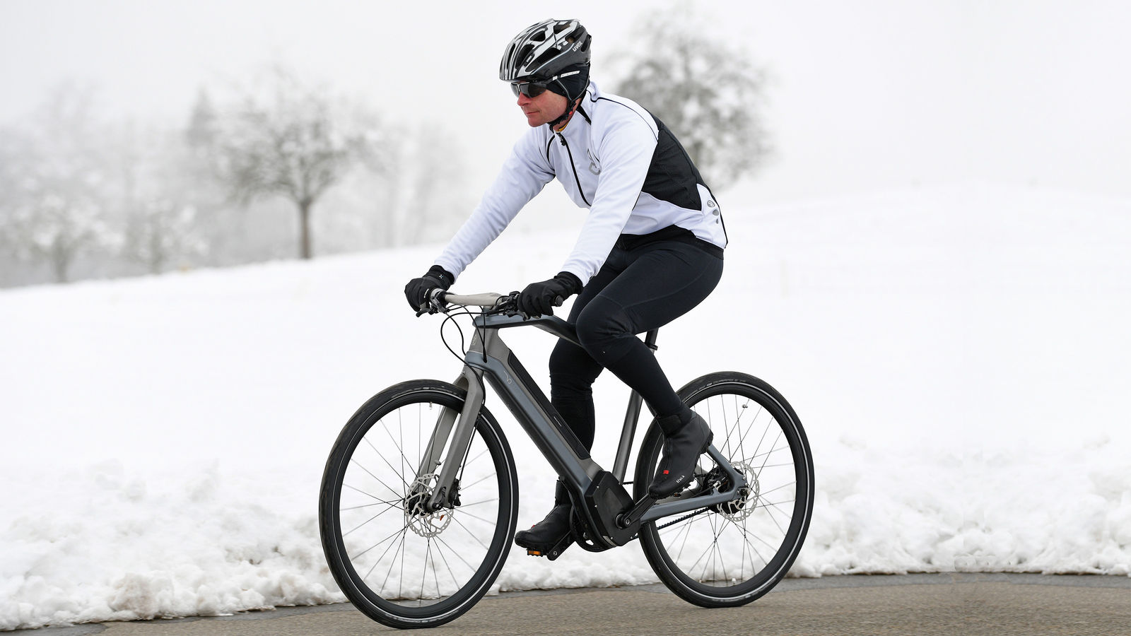 Schneefall und Kälte sind kein Grund, um das E-Biken im Winter einzustellen – aber der Akku braucht Spezial-Pflege. Bild: easybiken-Autor Martin Platter testet das Pininfarina E-Voluzione.