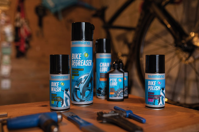 E-Bike-Pflege in drei Schritten mit der «Clean, Lube & Care»-Serie von Shimano – Reinigen, Schmieren und Pflegen. über fuchs-movesa.ch