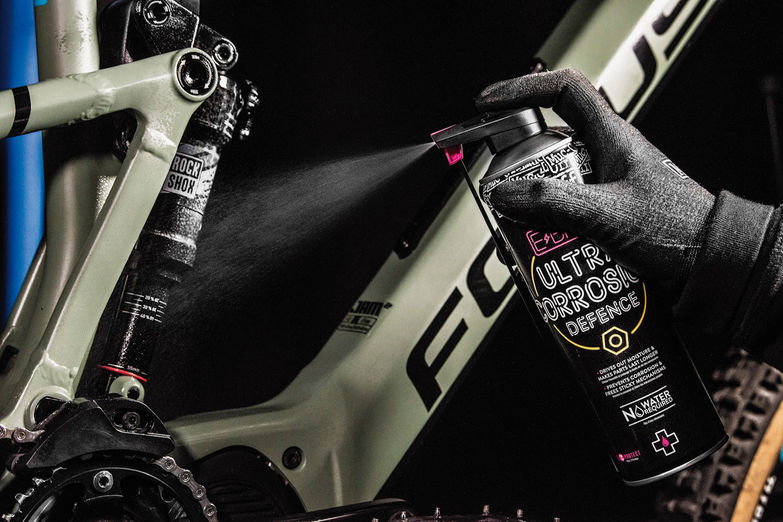 «Ultra Corrosion Defence» von Muc-Off ist ein Schutz für E-Bike-Akkus, deren Kontakte und alle elektrischen Leitungen. Das Pflegemittel trocknet zudem Feuchtigkeit aus und hinterlässt eine schützende Anti-Korrosionsschicht auf Rahmen, Akku und Kontakten. über intercycle.com