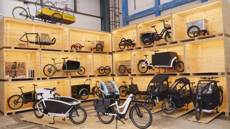 Im Cargobike-Center stehen Lastenräder und Transportanhänger für Probefahrten und den Verkauf bereit.
