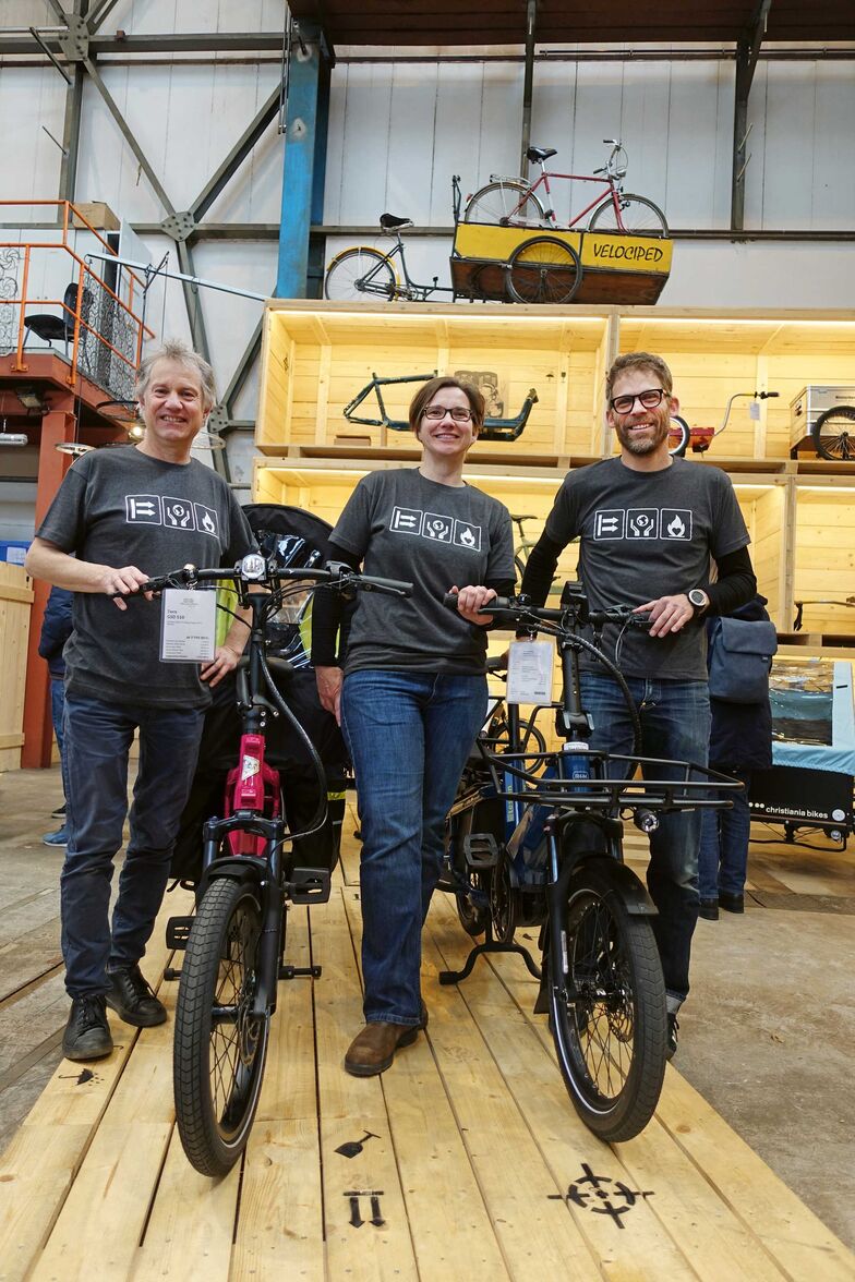Hinter dem Projekt stehen die beiden Geschäftsführer von Velociped, Cyrill Wiget (links) und Marius Graber (rechts) sowie Christiane Arold vom Verkauf. Nicht mit auf dem Bild ist das neue Mitglied der Geschäftsleitung Lukas von Wyl. Der Verkaufsleiter hat Mitte des Jahres 2023 seine Position angetreten.
