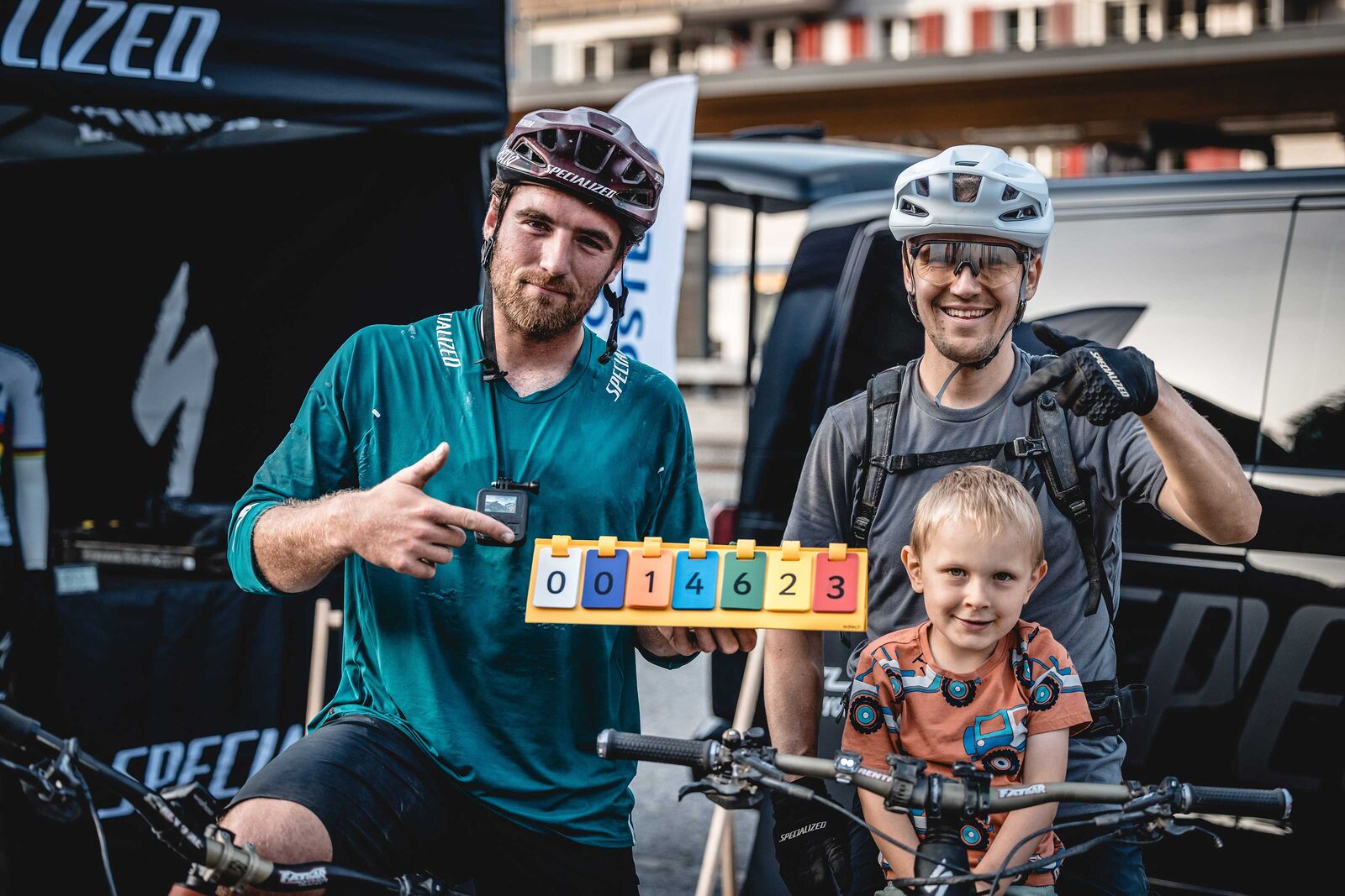 Freuen sich über den neuen Weltrekord: Die beiden Biker Max Chapuis und Ralph van der Berg mit seinem Sohn.
