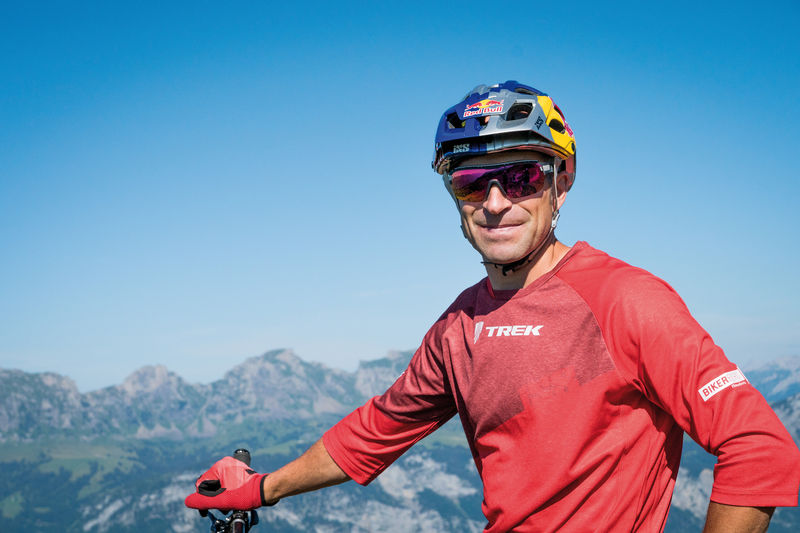 E-MTB-Enthusiast René Wildhaber Aufgewachsen in einer Bauernfamilie am Flumserberg, ermöglichte das Biken René Wildhaber, die Welt zu entdecken. Die grössten Erfolge feierte er an Langdistanz-Abfahrtsrennen, wie dem Mégavalanche in Alpe d'Huez, welches er sechs Mal gewann. Auch in der Enduro-World-Serie stand er mehrmals auf dem Podest. Mit dem Aufbau des Mountainbike-Angebotes am Flumserberg erfüllte sich der E-MTB-Botschafter ein lang gehegter Traum. Die Eröffnung der BikerTrails Red Fox und Red Rock im 2017 war sein persönliches Highlight. Er organisiert auch Fahrkurse für Bike- und E-Bike-Sportler: Von der Grundposition über Kurventechnik, dem richtigen Bremsen, Bunny Hopp bis zum stylischen Sprung wird individuell auf die Bedürfnisse der Biker eingegangen.
