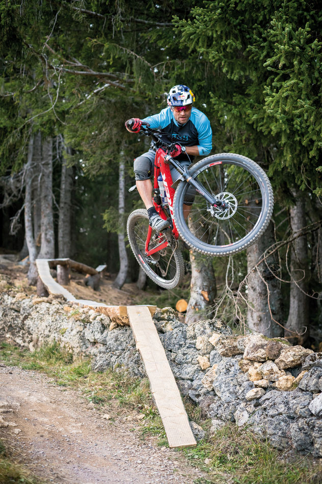 René Wildhaber fährt die Trails regelmässig ab, um sie auf Sicherheit und Fahrgefühl hin zu prüfen.