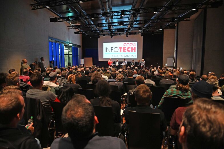 Im Forum diskutieren Branchenvertreter und Verkehrsfachleute auf dem Podium, wo die Chancen und Grenzen einer guten Veloinfrastruktur liegen.