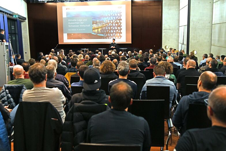 Zahlreiche Zuhörer informieren sich beim Forum über die aktuelle Lage und die Aussichen der Schweizer Wirtschaft.