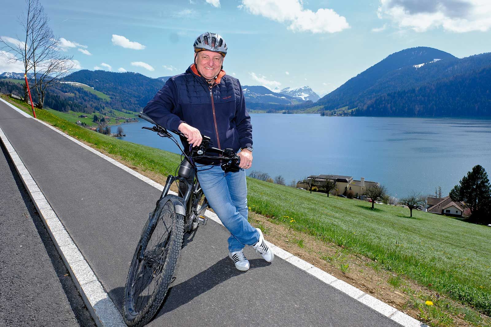 Marco Rima mit seinem E-Bike am Ägerisee: «Mit dem E-Bike auf grosser Tour erlebst du neue Welten in einem Tempo, bei dem man die Eindrücke auch aufnehmen und verarbeiten kann.»