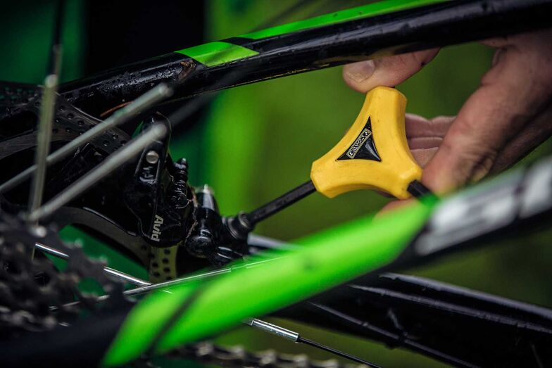 Mit einem Multitool lassen sich unterschiedliche Schraubverbindungen überprüfen. Foto: www.pd-f.de / cosmicsports.de / Christoph Bayer