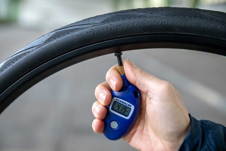 Der richtige Reifendruck ist von grosser Bedeutung. Zur leichten Kontrolle bietet Schwalbe das Messgerät «Airmax» an. Foto: www.pd-f.de / Christian Mang