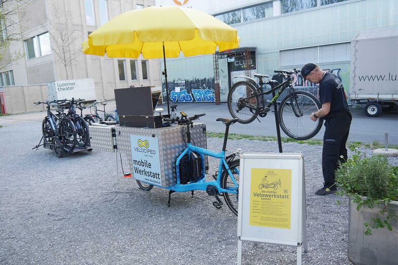 Auf der mobilen Velowerkstatt ist alles dabei, was wir für Kleinreparaturen, Services und Sicherheits-Checks unterwegs benötigt wird: Werkzeuge, Montageständer, Pumpe, Schmier- und Pflegemittel und die gängisten Ersatzteile.