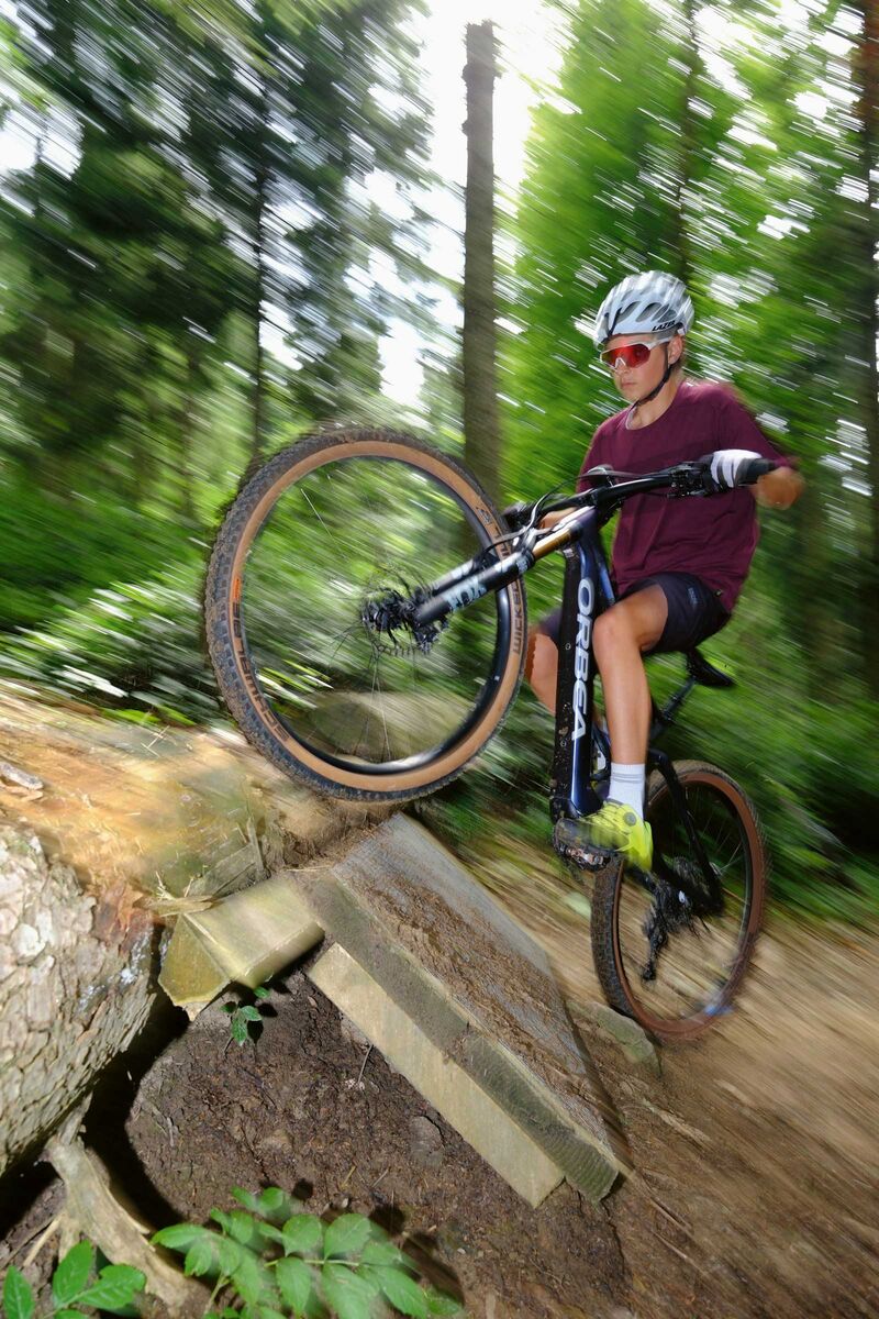 Das Orbea Rise SL M10 mit fest eingebautem 630-Wh-Akku im schlanken Unterrohr ist eine perfekte Symbiose des Leichtbaugedankens mit einem Motor, der nahezu die Kraft heutiger Full-Power-Antriebe besitzt.