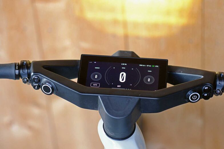 Mit 15 Zentimeter Bildschirmdiagonale bietet das Specter den klassengrössten Touchscreen.
