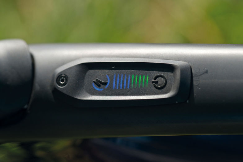 Das Turbo Creo kommt ohne Display. Die Bedieneinheit am Oberrohr zeigt mittels blauer und grüner Balken die beiden Akkustände. Mittels S-Taste wird die Leistungszugabe variiert. Fahrdaten liefert die Mission Control App.