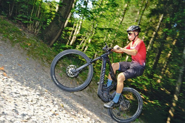 Das Canyon Spectral:On CF 7 ist mit 25 Kilo relativ leicht und verrichtete bisher seinen Dienst zuverlässig und pannenfrei. Ein Steinschlag im Trail hat einen Speichenbruch im Hinterrad verursacht.