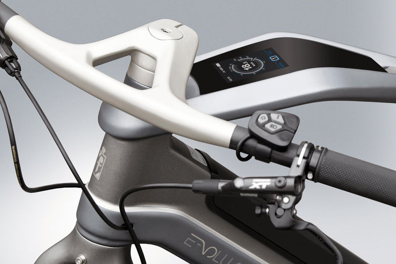 Das grosse LCD-Display ist raffiniert im Rahmen integriert.