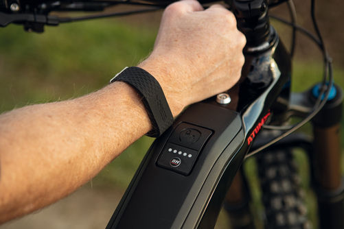 Akku entriegeln mit dem Smart Key Bracelet.