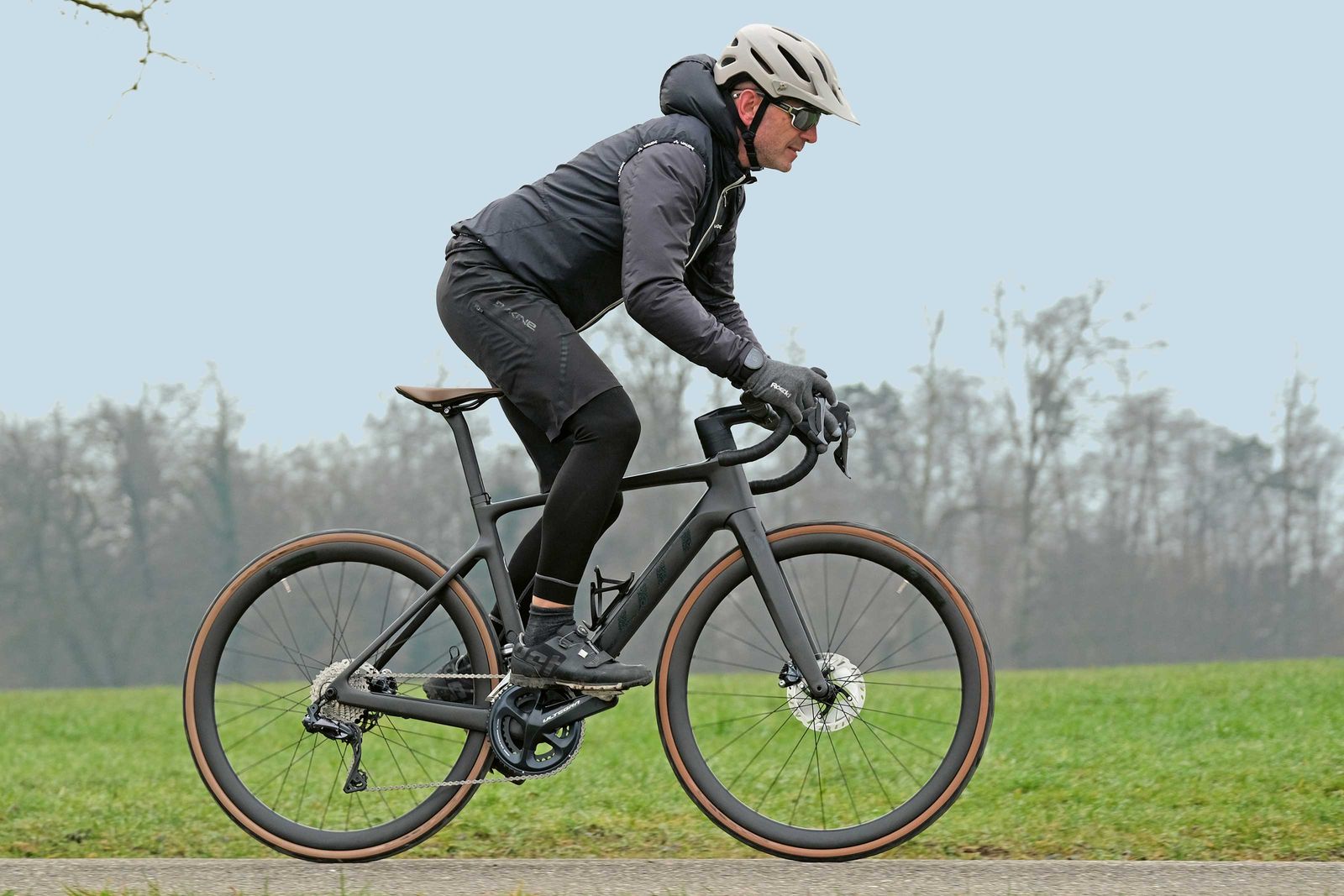 Die Basis für das eRide ist das Scott Addict (dt = süchtig), auch ohne Motor ein preisgekröntes Rennrad, das sogar von World-Tour-Radsportmannschaften im harten Rennalltag eingesetzt wird: federleicht, stabil, mit einem ­agilen Fahrverhalten.