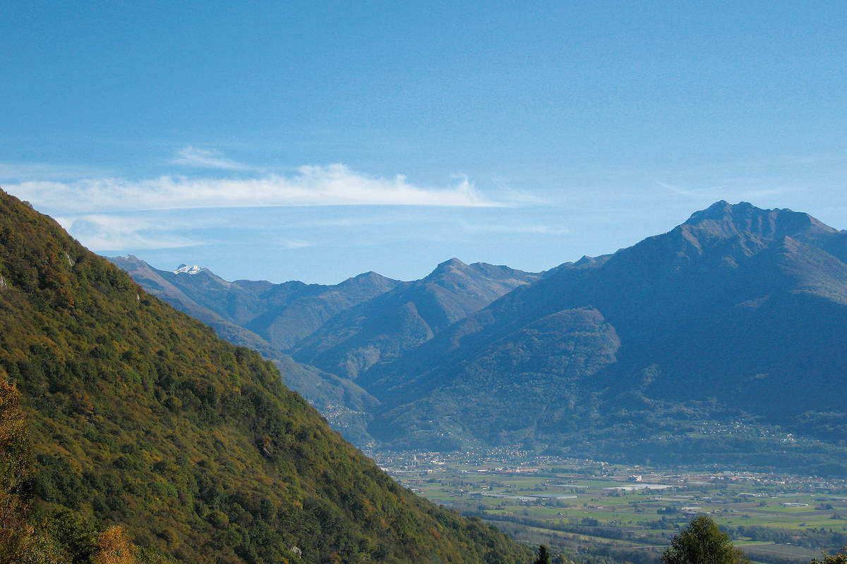 Blick in die Berge und in die Magadinoebene.
