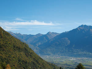 Blick in die Berge und in die Magadinoebene.