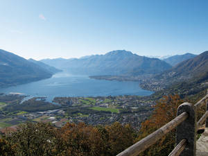 Von der Rückseite der Kapelle in Monti di Ditto bietet sich ein spektakuläres Panorama über den Lago Maggiore.