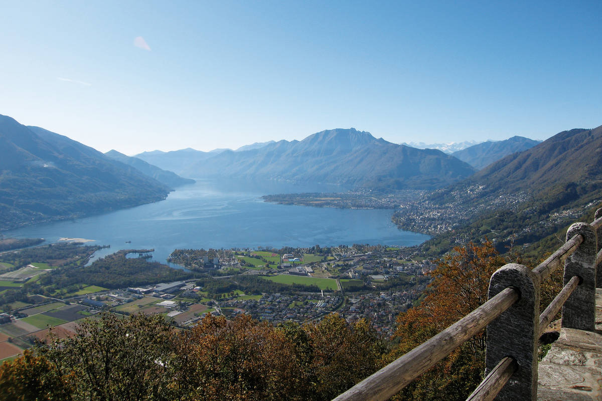 Von der Rückseite der Kapelle in Monti di Ditto bietet sich ein spektakuläres Panorama über den Lago Maggiore.