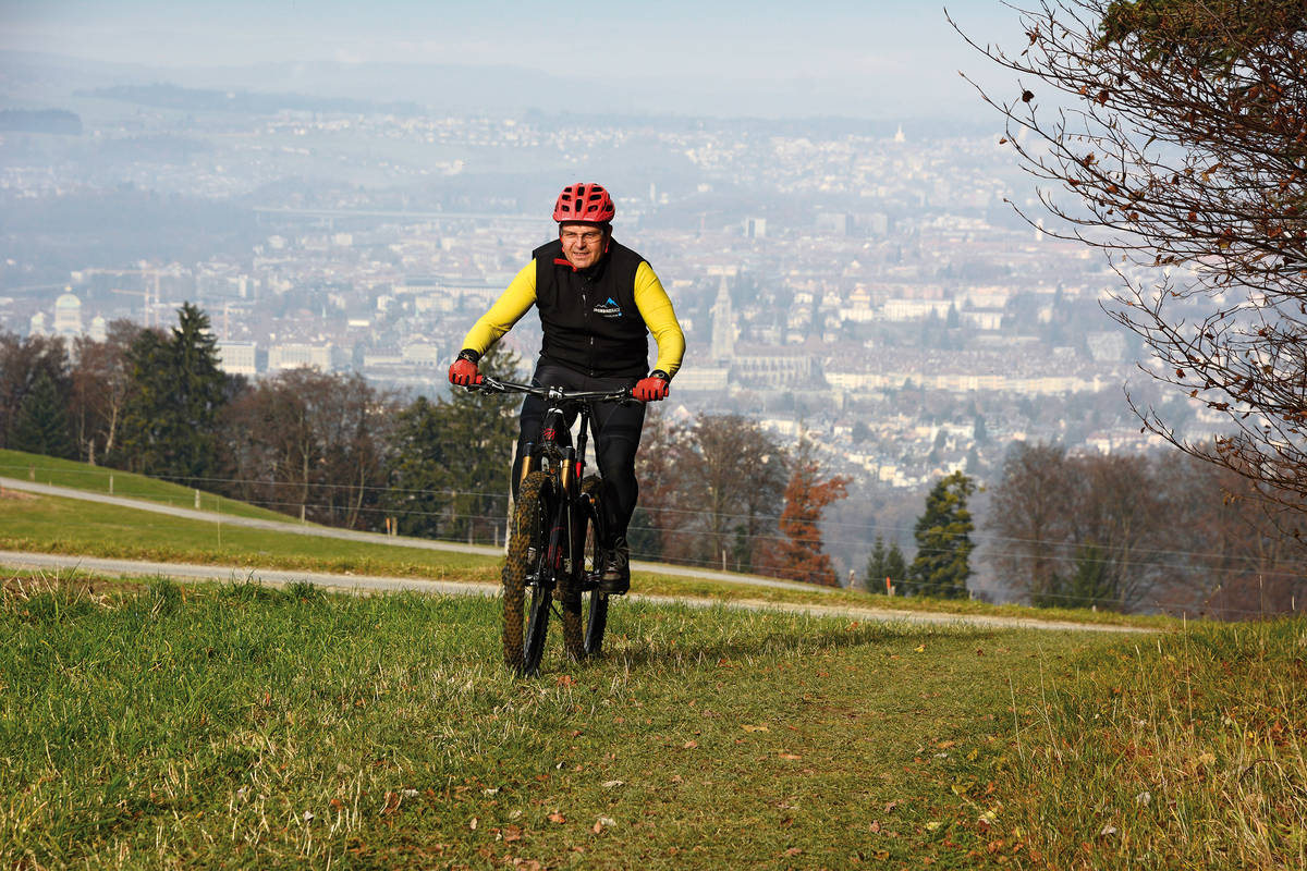 easybiken-Tester Martin Platter peilt auf dem neuen Thömus E1 den hausberg von Bern (im hintergrund) an.