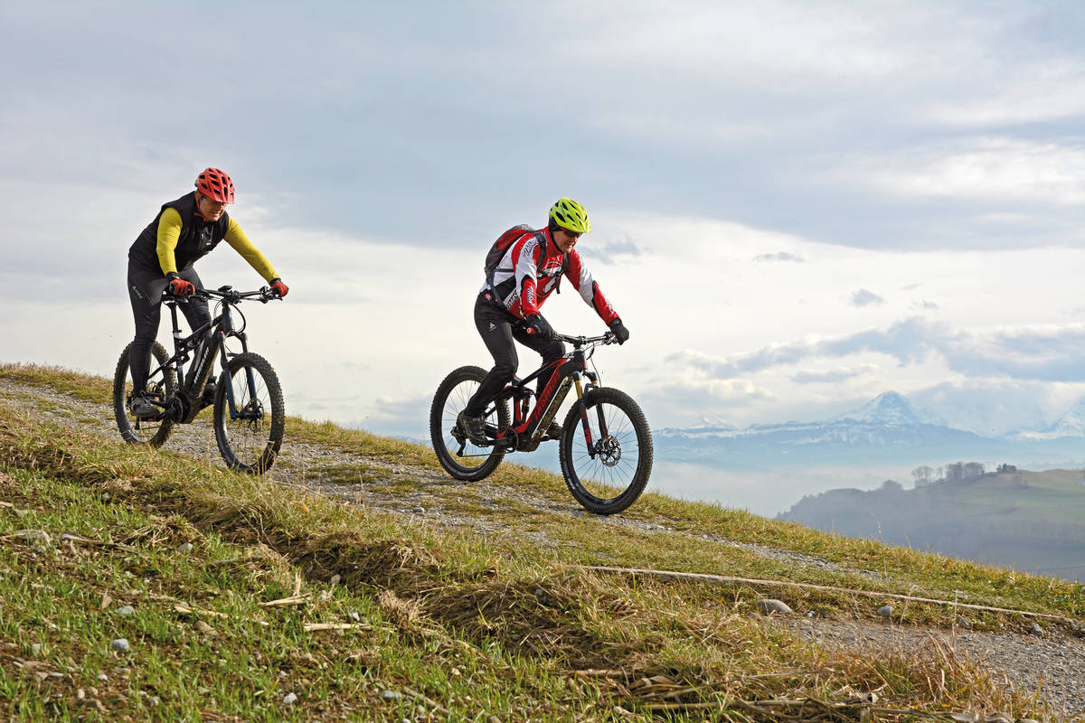 Heiri Müller (re.) und Martin Platter geniessen Fahrt und Aussicht auf dem Gurten trotz der kühlen Temperaturen. Die Berner Alpen im Hintergrund zeigen sich schneebedeckt.