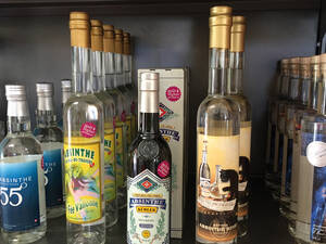 Absinth gibt es am Bahnhof Noiraigue in reicher Auswahl zu kaufen.