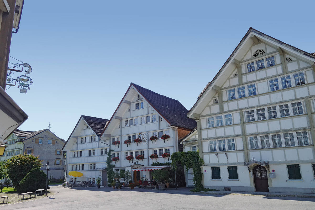 In Stein ist nicht nur die Schaukäserei eine Sehenswürdigkeit, sondern auch der alte Dorfkern. Im Haus mit dem gelben Sonnenschirm befindet sich das Bed &amp; Breakfast «am brunnen».
