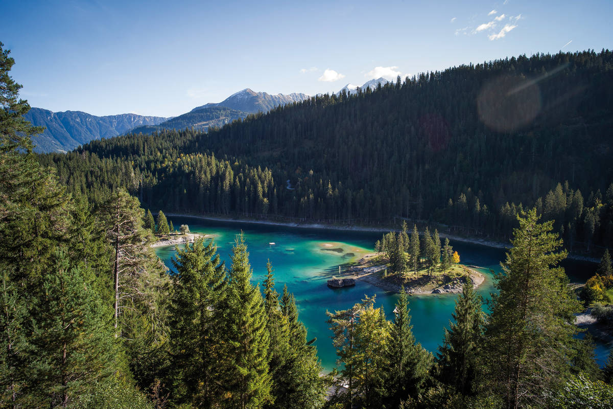 Der Caumasee liegt unterhalb Flims und ist auf drei Seiten von Wald umgeben.