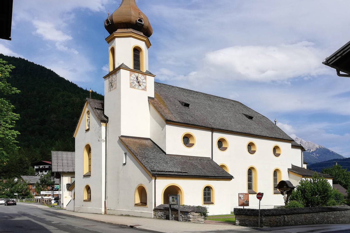Unmittelbar hinter der Pfarrkirche von Scharnitz,  «Unsere Liebe Frau Maria Hilf», biegen wir rechts ab.