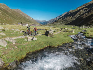 Auch wenn die Trails zwischendurch flacher werden, die Alpenidylle bleibt.