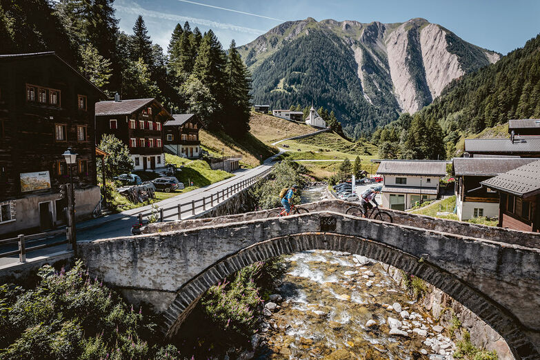 In Binn überspannt eine wunderschöne Bogenbrücke aus dem Jahr 1564 den Fluss Binna.