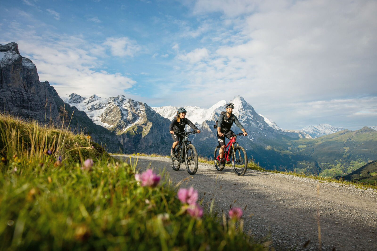Autofreie Velofahrt mit den imposanten Blick auf die Berner Alpen.