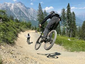 Der Bike-Park spricht eher ein jüngeres Publikum an. Auf den Trails geht es bei schönem Wetter ähnlich emsig zu und her, wie auf der Skipiste im Winter. 