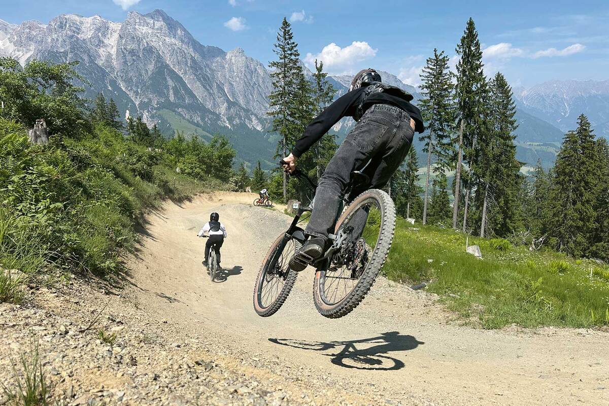 Der Bike-Park spricht eher ein jüngeres Publikum an. Auf den Trails geht es bei schönem Wetter ähnlich emsig zu und her, wie auf der Skipiste im Winter. 