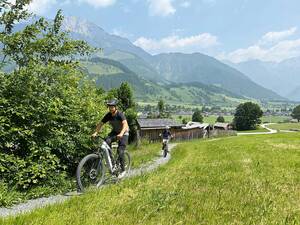 Gewusst wo: Bike-Guide Nicolas Wegs führt entlang lauschiger Wege vom Talboden hoch in den Bikepark.