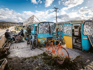 In Villa Cerro Castillo wartet ein Strassencafé in sesshaft gewordenen Bussen.