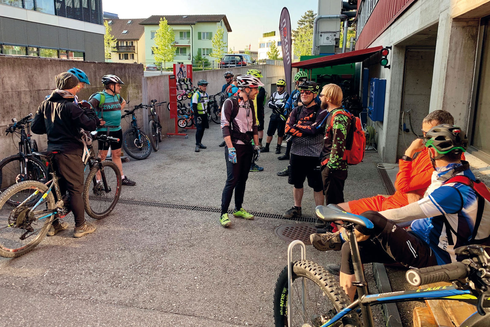 Biker treffen sich jeden Donnerstag am Bikecorner Baar und können ohne Anmeldung bei einer kostenlosen Tour teilnehmen.