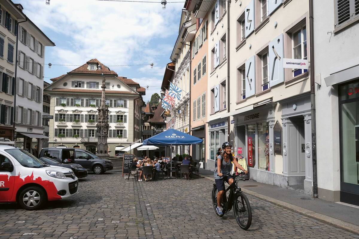 Die Altstadt, hier der Weinplatz, fasziniert mit ihren historischen Gebäuden, den Souvenirshops und Boutiquen.
