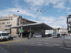 Kontrastprogramm 1: Trotz preisgekrönter Velo­unterführung unter dem Bahnhof bleibt der Bahnhofplatz eine Tabuzone für Velofahrende.