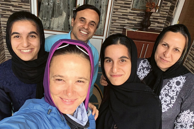 Iranische Gastfreundschaft: Kein Hotel? Kein Problem! Andrea Freiermuth durfte die Nacht bei dieser Familie verbringen – natürlich mit Abendessen und Frühstück.
