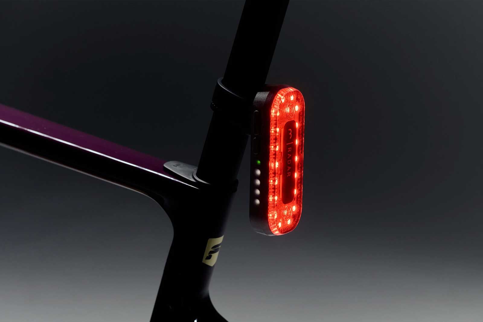 Das «BBB Signal Radar» ist mit sechs verschiedenen Lichtmodi ausgestattet, darunter zwei Dauerlichtmodi (Steady), ein Nur-Radar-Modus (bei dem das Rücklicht ausgeschaltet ist) und drei Blitzmodi (Flash). Foto: © BBB Cycling