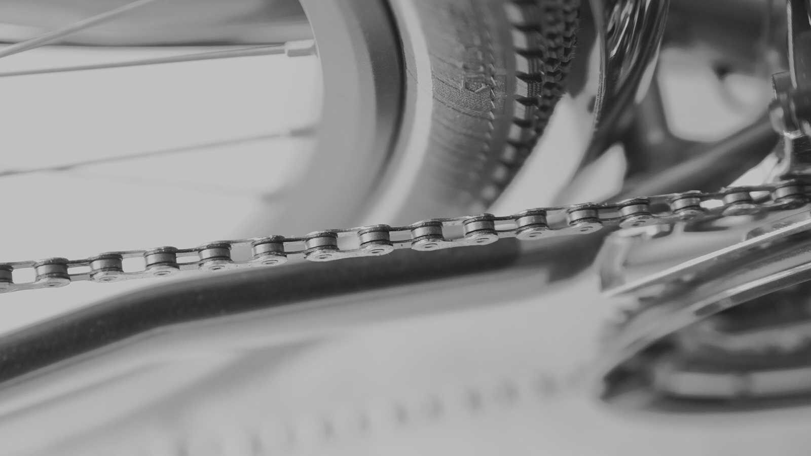 Kettenantriebe bedürfen einer regelmässigen Pflege. Wachsen statt ölen im Selbstversuch...