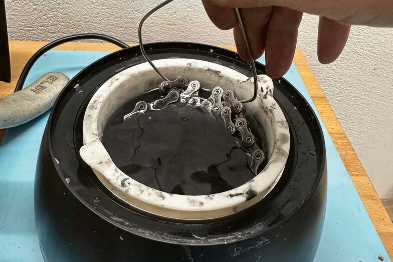 Das Wachs wird erhitzt und verflüssigt sich.