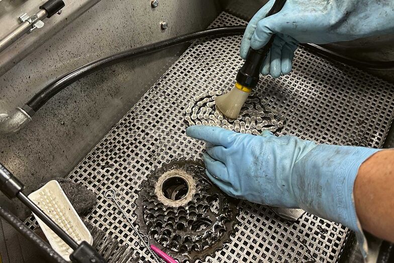 Am Anfang steht die mechanische Reinigung der verschmutzten und schmierigen Antriebsteile.