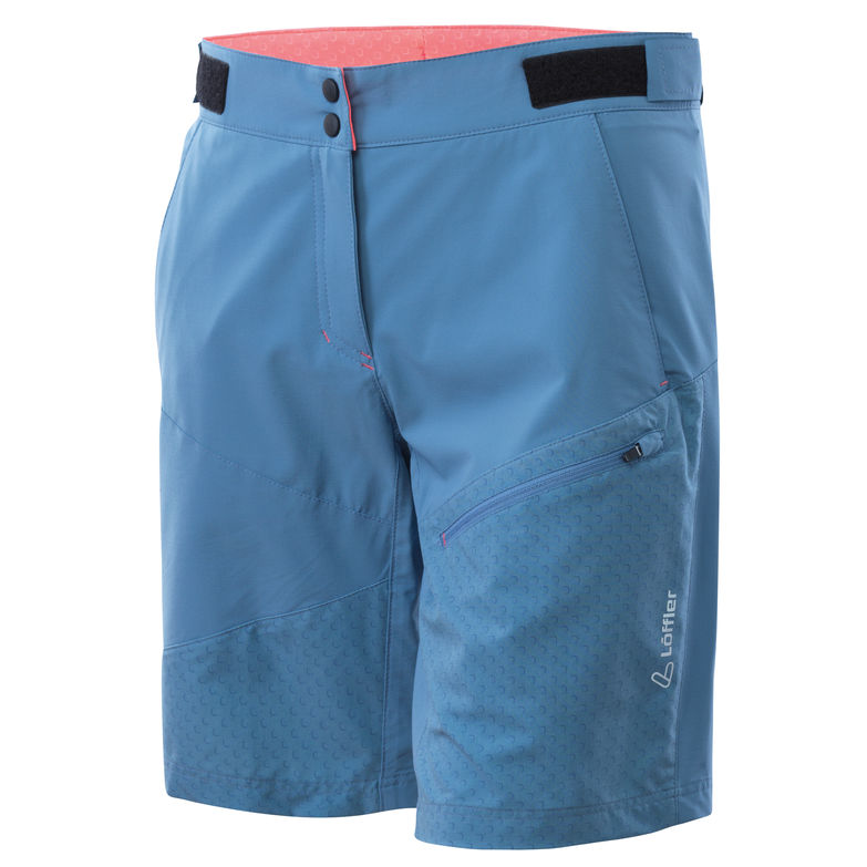 GUTER SITZ Will die Bikerin nach der Tour nicht unter einem schmerzenden Po leiden, darf sie nicht irgendwelchen kurzen Hosen tragen, sondern auf die spezifischen Bedingungen des Bikens ausgerichtete Shorts. Das Modell «Pace ASSL» von Löffler etwa birgt solche wertvollen Details: Für einen guten Sitz lässt sich ihre Bundweite verstellen. Die Rad-Innenhose verfügt über ein Sitzpolster, die Hose selbst ist aus einem leichten Stretch-Material gefertigt und klebt beim Pedalen daher nicht an den Beinen. In verschiedenen Farben erhältlich. Ab CHF 199.– loeffler-shop.ch