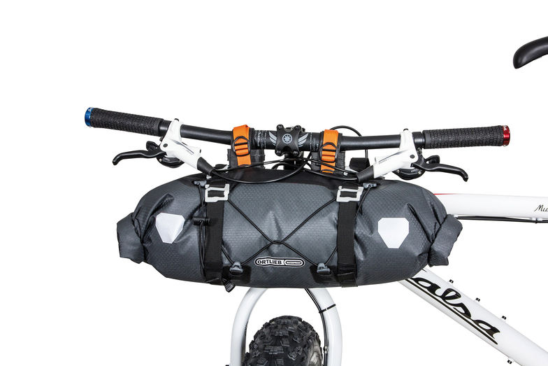 «Handlebar-Pack M» von Ortlieb: Wasserdichte Gepäckrolle für den Lenker für mehr Gepäck und gute Lastenverteilung; ab CHF 159.90.