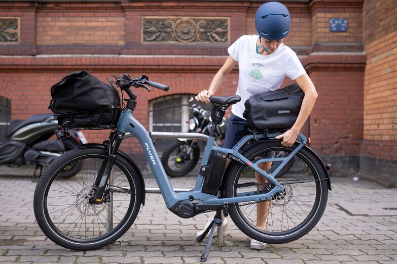 Der «E-Trunk» ist eine wasserdichte, formstabile Tasche für die Montage auf dem Gepäckträger. Hersteller Ortlieb hat sie speziell für E-Bikes konzipiert. Foto: Florian Schuh / pd-f