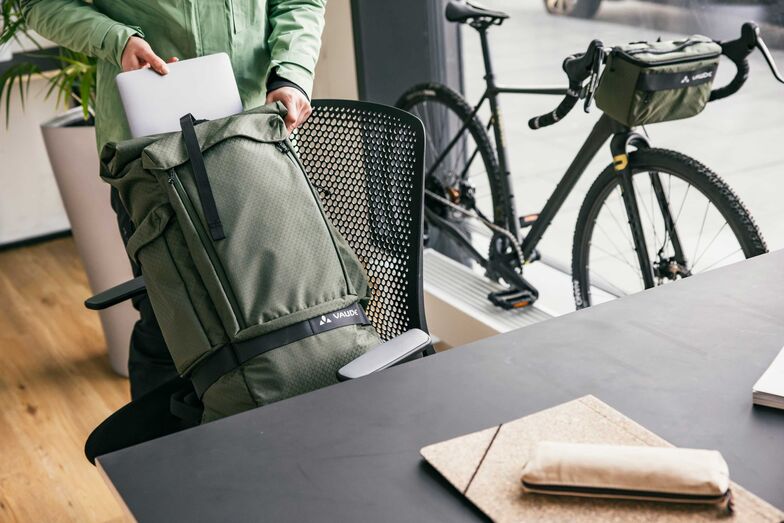 Für Pendler, die mit dem Velo zur Arbeit fahren, bietet die «ExCycling Back» von Vaude besonderen Schutz für das Notebook. Foto: Martin Erd / Vaude